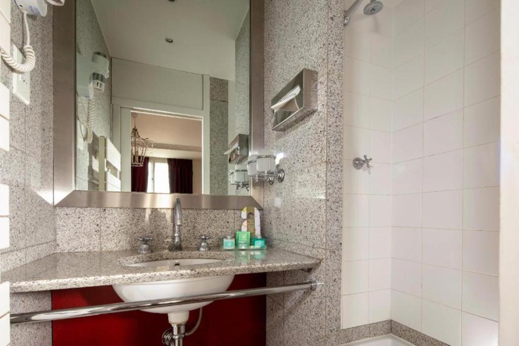 Hotel Du Levant Paris Luaran gambar